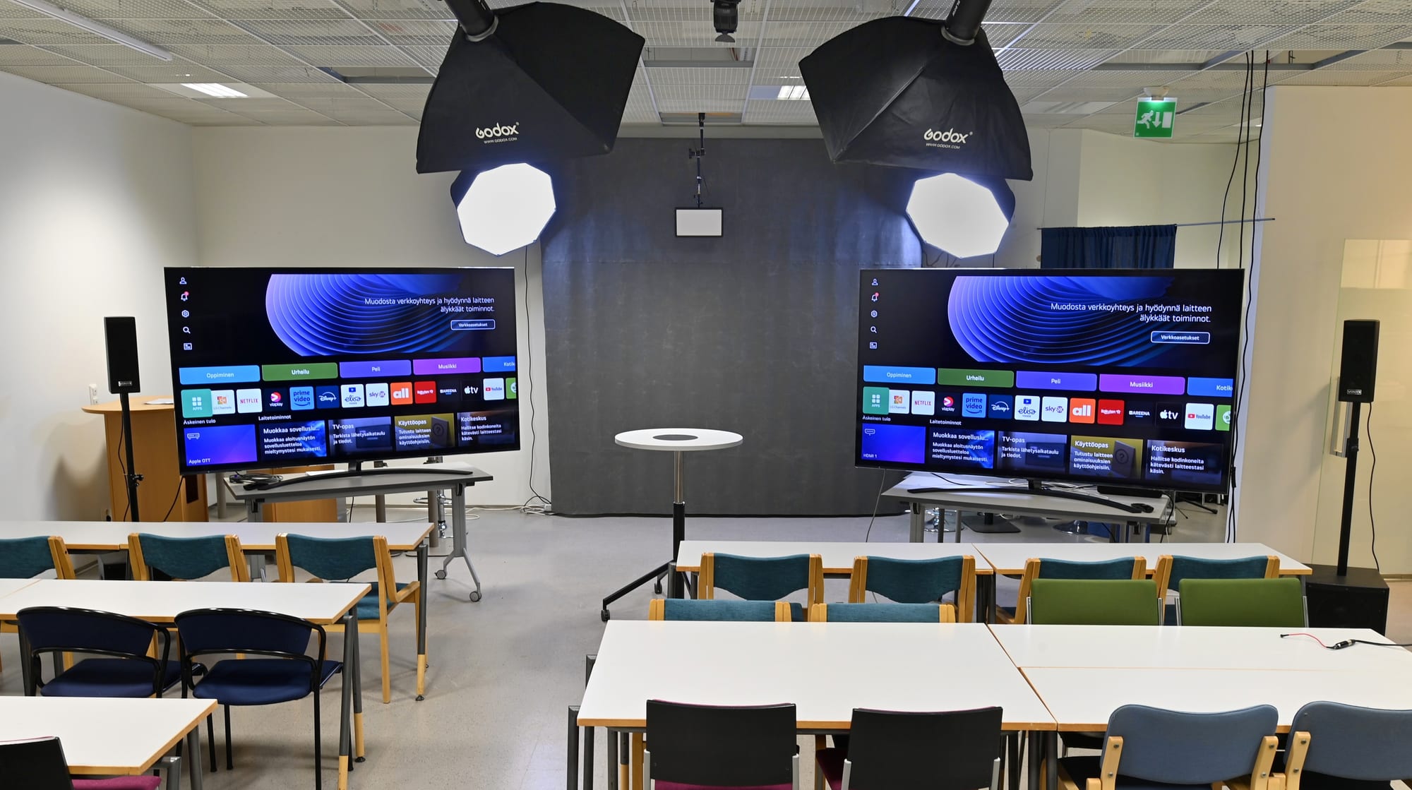 Isot näytöt käytössä LahtiStriimiStudiolla