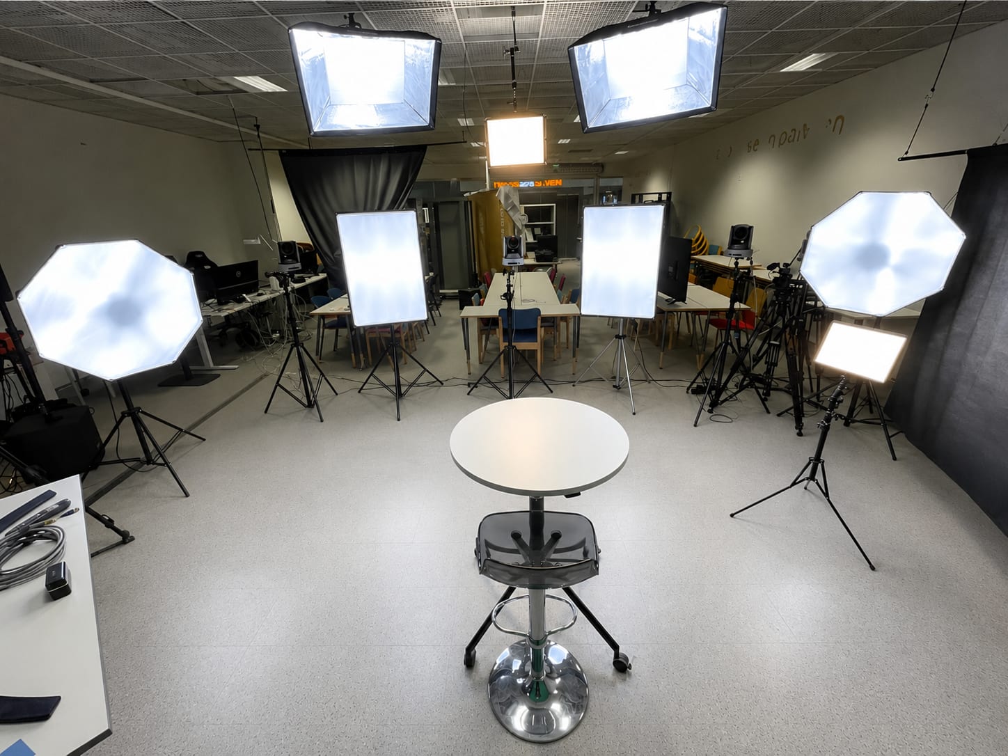 LahtiStriimiStudion sisätila kokonaisuudessaan, softbox-valot ja haastattelupöytä